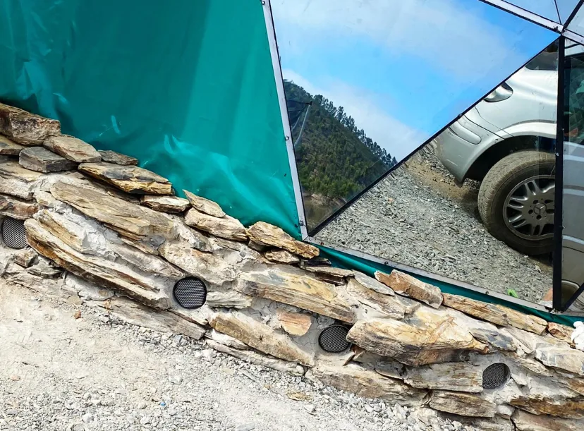 Lüftungsgitter in der Natursteinwand